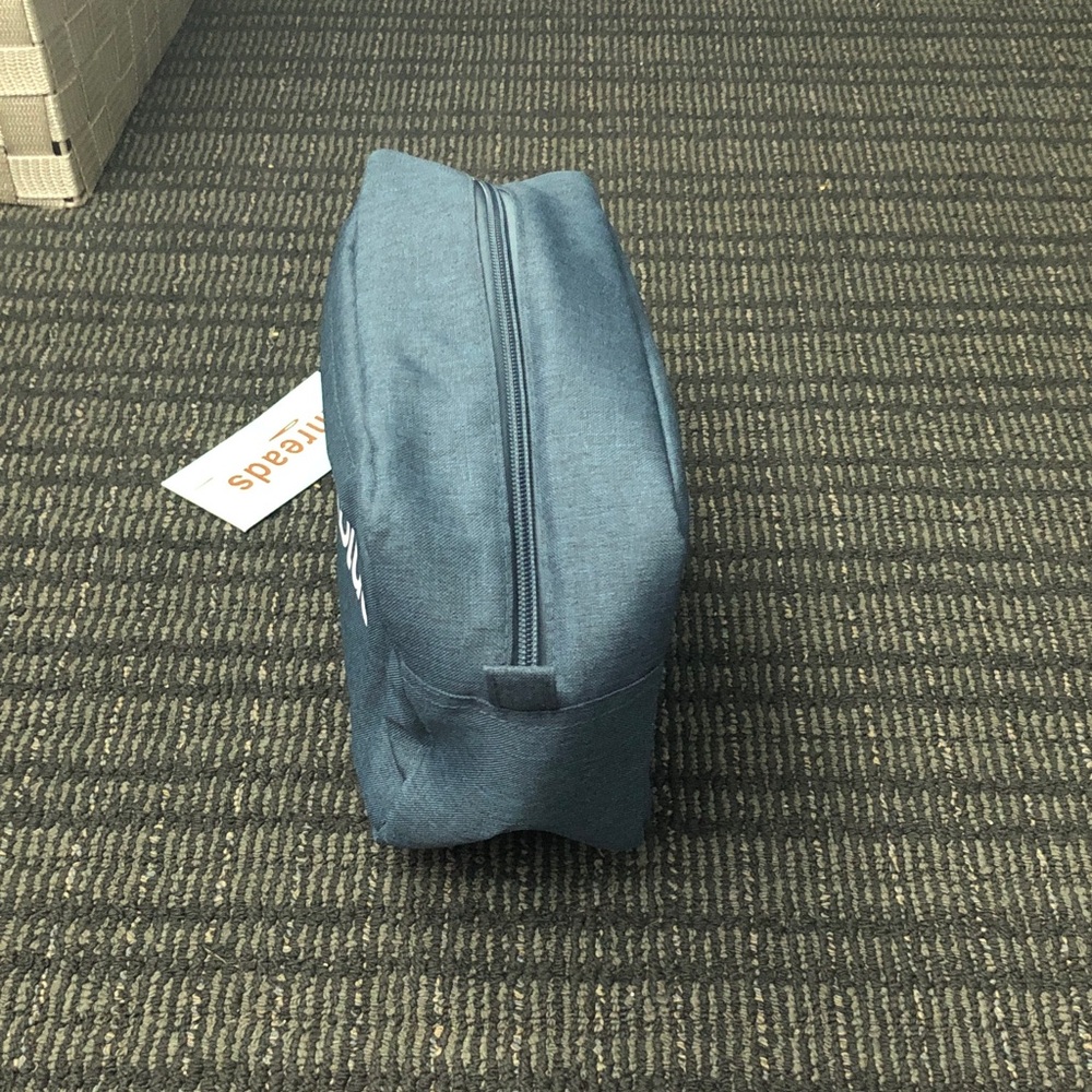 π JetBlue Men's Toiletry Travel Bag Nwt - Picture 5 of 7